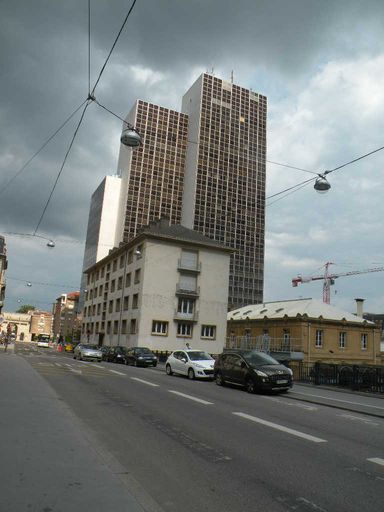  ciel menaçant sur le gratte ciel de la place Thiers